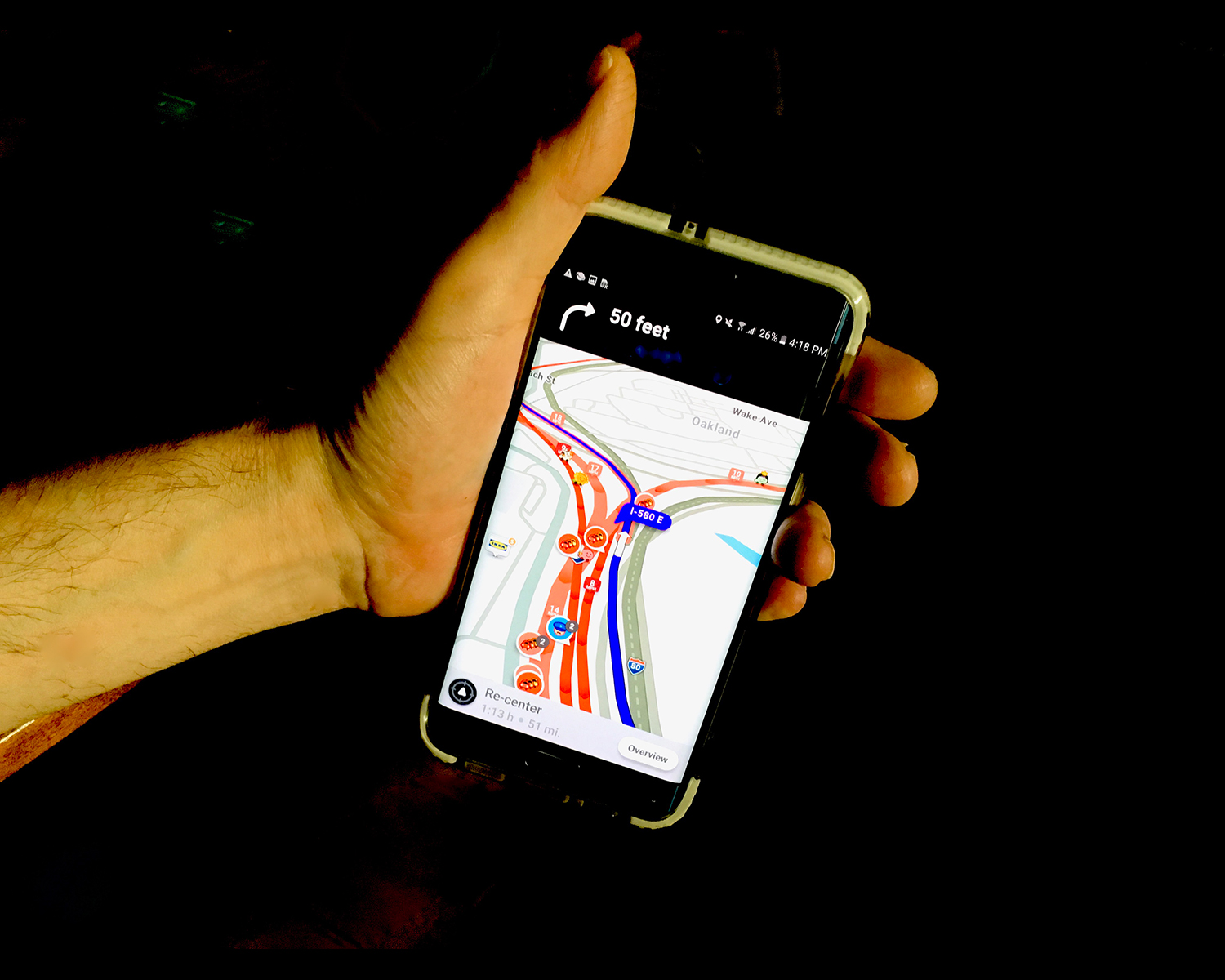 Una persona sostiene un teléfono con la aplicación de Waze mostrando un mapa. Te contamos cómo usar Waze