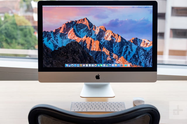 iMac sobre una mesa y cómo clonar un disco duro
