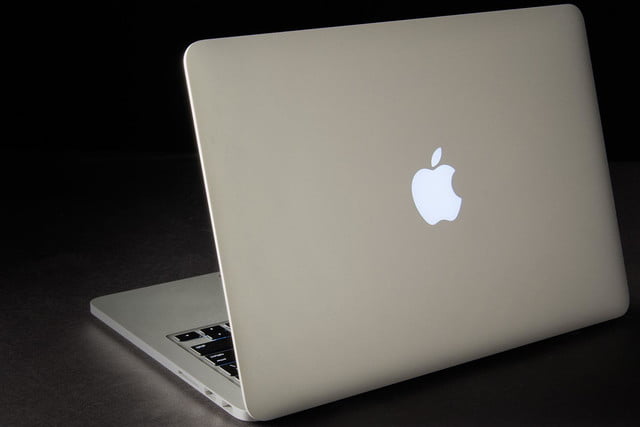 Laptop apagada vista desde atrás para revisar posibles soluciones si tu MacBook no arranca