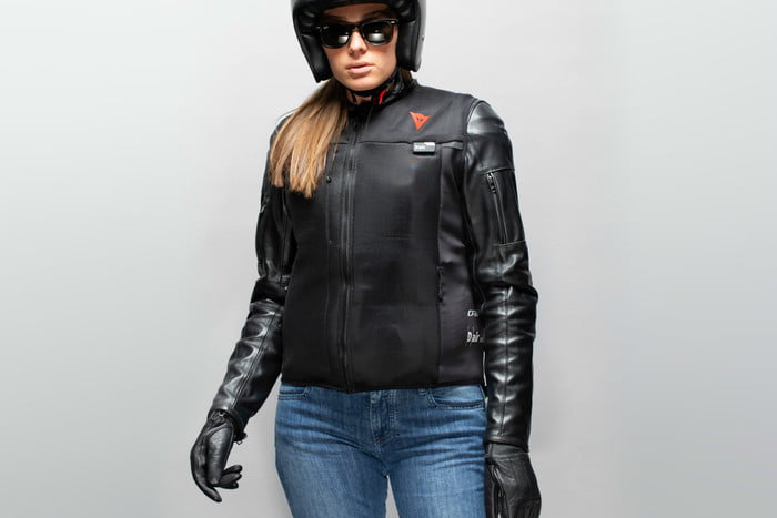 dainese chaleco inteligente airbag motocicletas dair smart jacket worn atop leather 700x467 c