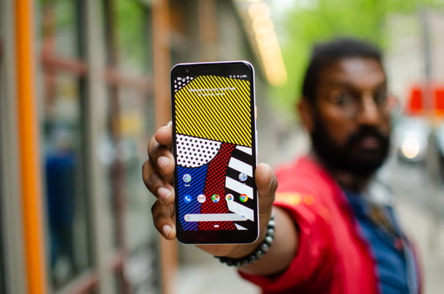 Un hombre demostrando cómo dividir la pantalla en un teléfono Android