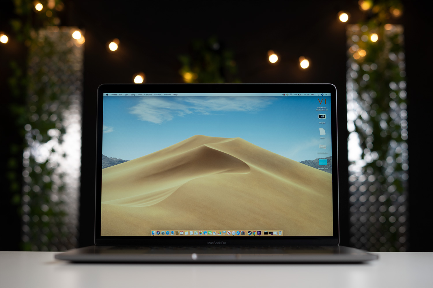 MacBook sobe una superficie para aprender a cómo liberar espacio en Mac