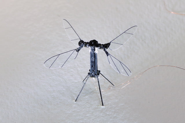 dron insecto robobee energia solar