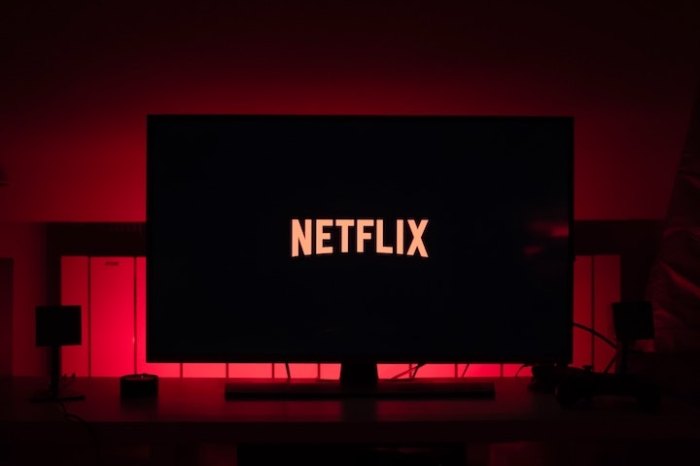 una pantalla de televisor negra con la palabra Netflix en el medio