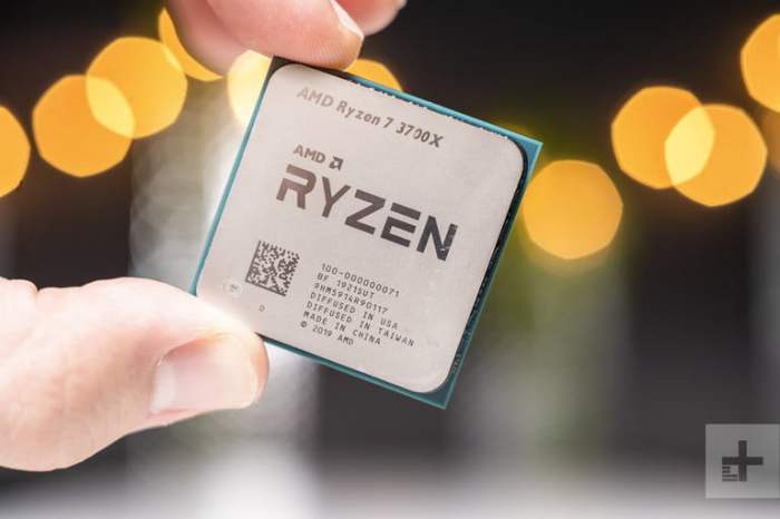 Una persona sostiene un procesador AMD Ryzen