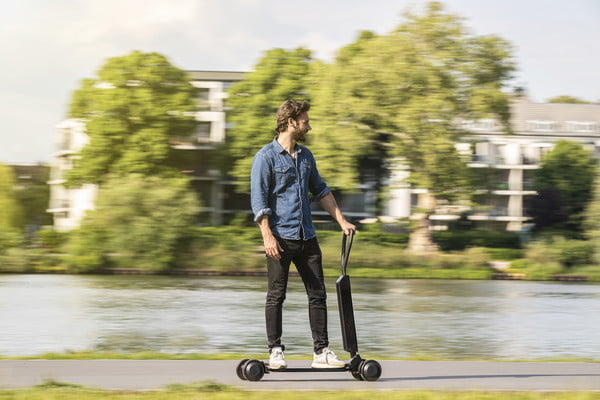 audi e tron scooter electrico combines with skateboard 4 600x400 c