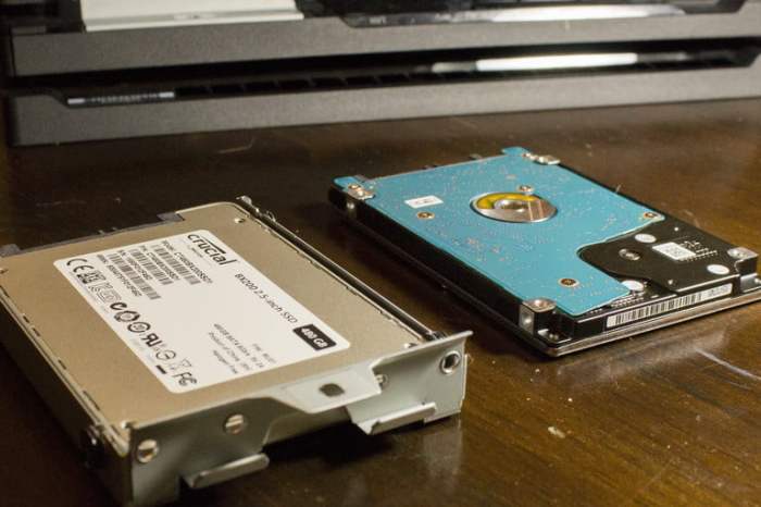 Dos discos duros de 2.5 pulgadas sobre una superficie de madera para mostrar qué es el disco duro de una computadora