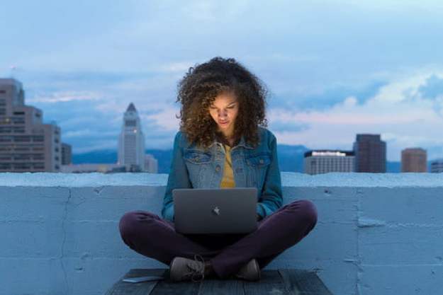 apple macbook pro 16 pulgadas novedades woman using computer