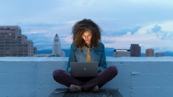 apple macbook pro 16 pulgadas novedades woman using computer