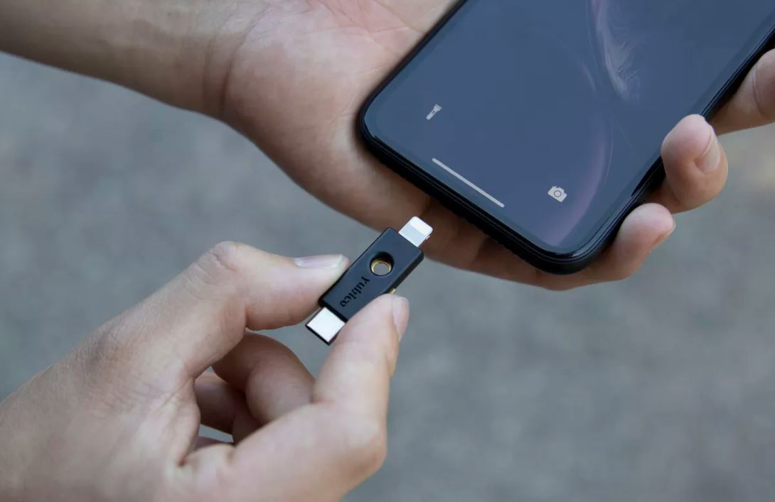 El nuevo adaptador Lightning a USB-C de Apple cuesta más que comprar un cable  USB-C - Digital Trends Español