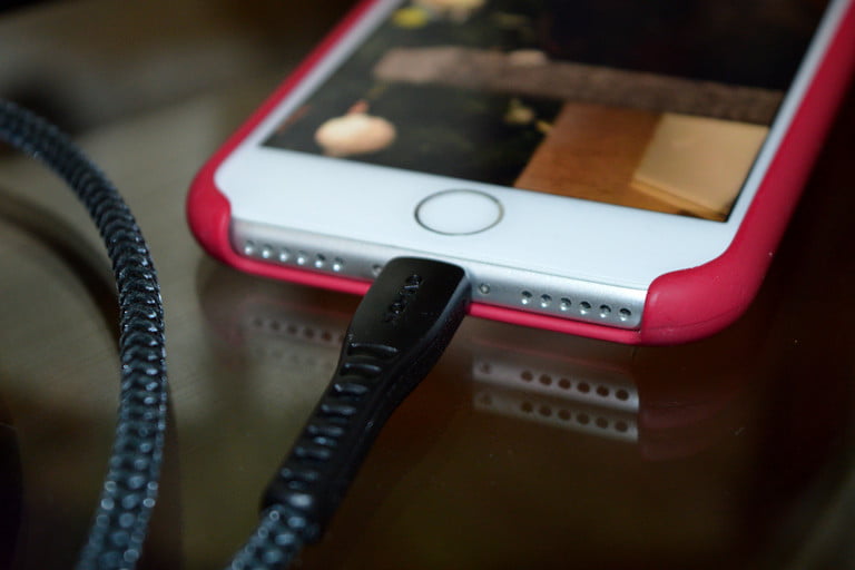 Qué adaptador de corriente necesitas para cargar tu iPhone?