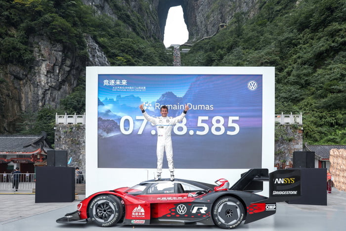 volkswagen id r electrico china record tianmen mountain 2019 large 10120 700x467 c