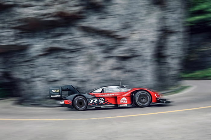volkswagen id r electrico china record tianmen mountain 2019 large 10121 700x467 c