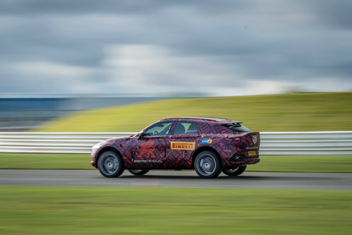 aston martin dbx suv dsc0896 700x467 c