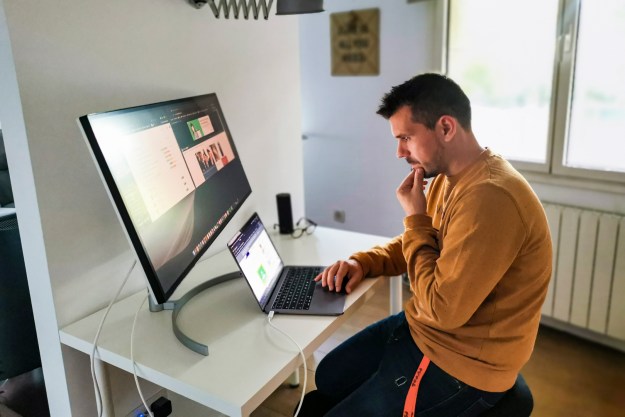 hombre trabajando con mejores monitores para macbook pro