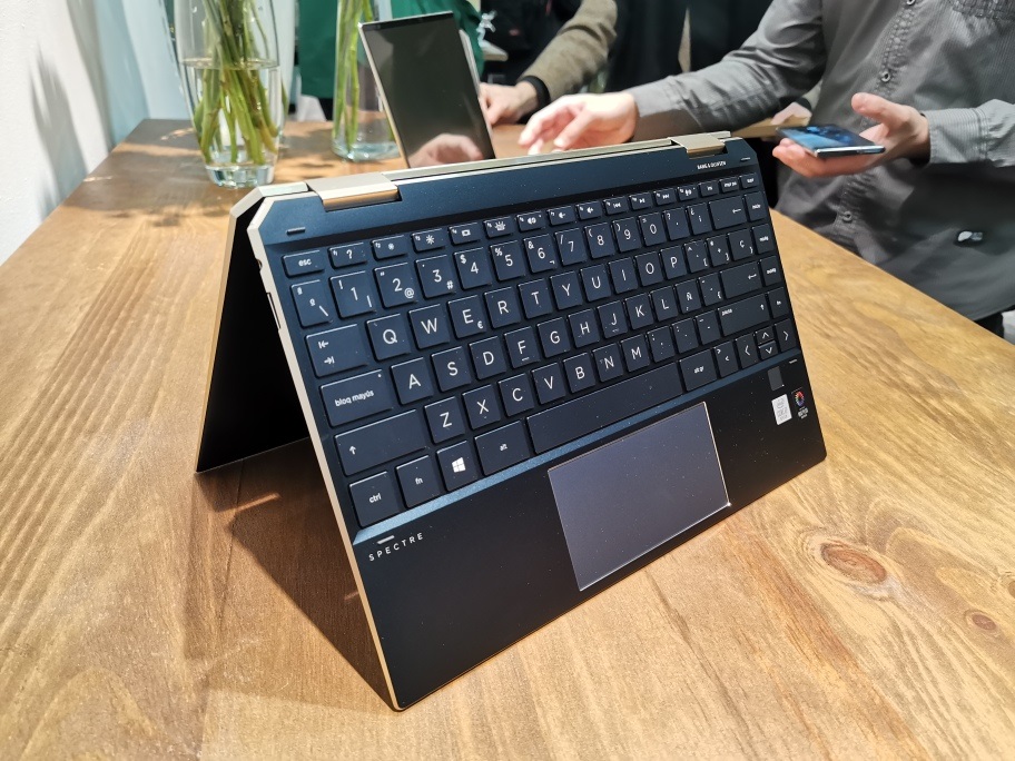 Spectre x360 doblada en modo tienda sobre una mesa, es una de las mejores laptops con pantalla táctil