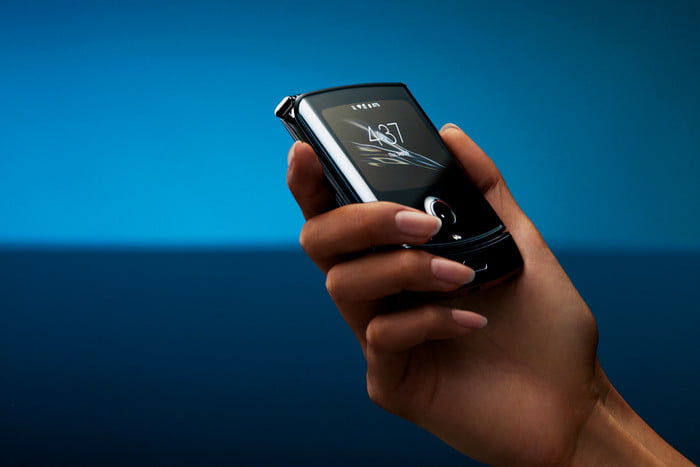 motorola razr pantalla plegable 2 foldable phone in hand closed 700x467 c