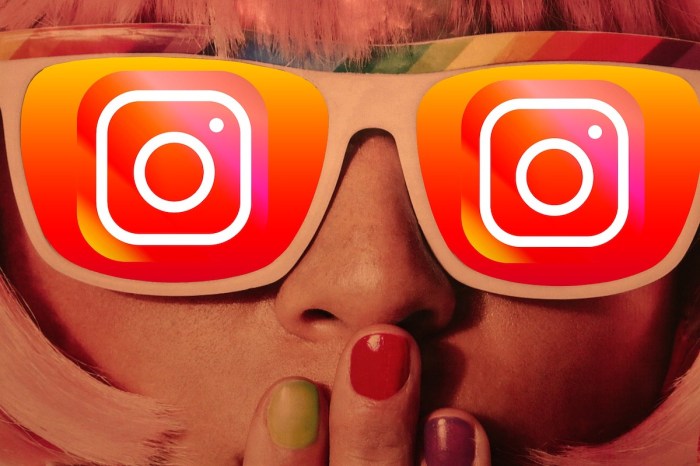 Una mujer con lentes con los logos de Instagram. Te contamos cuál es la mejor hora para publicar en Instagram.