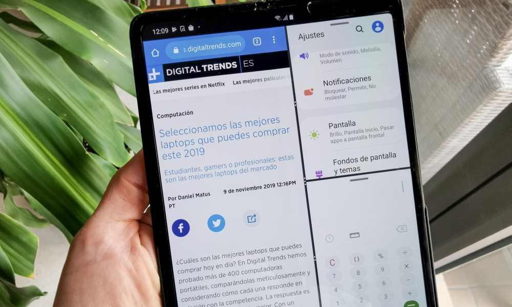 Samsung Galaxy Fold desplegando distintas aplicaciones