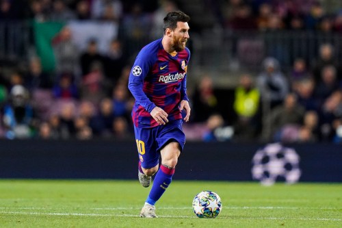 Messi conduciendo el balón en el campo de juego