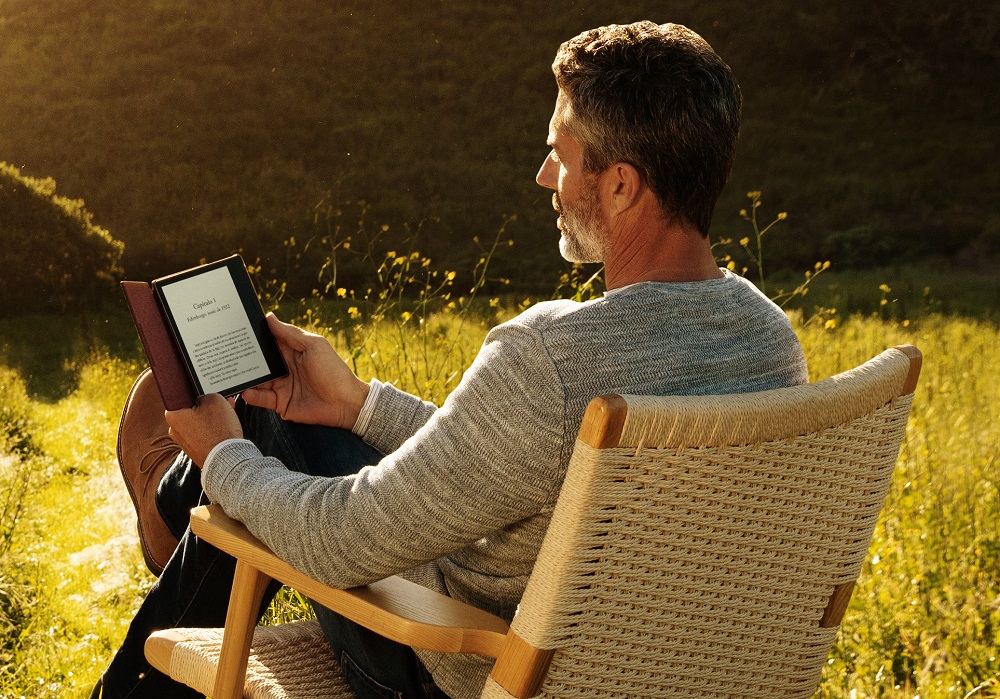 hombre leyendo un amazon kindle