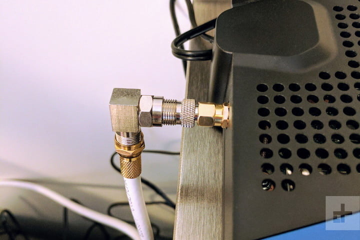 Router conectado con un cable coaxial | Cómo resetear un router 
