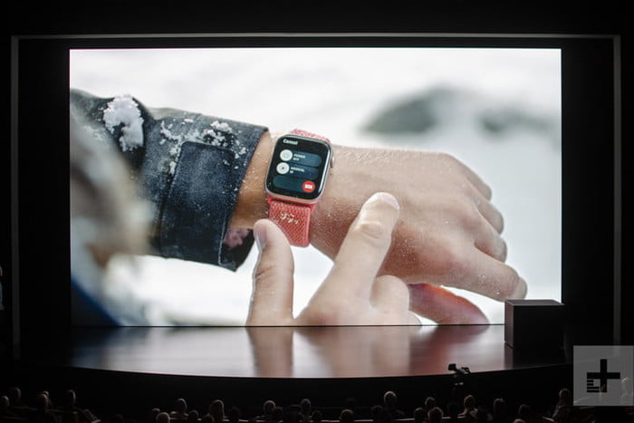 El Apple Watch Series 4 se exhibe una pantalla gigante durante el evento de Apple de 2018.