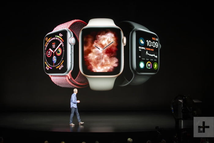 Distintas versiones del Apple Watch Series 4 se exhiben una pantalla gigante durante el evento de Apple de 2018.