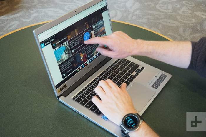 Una persona navega en una Acer ChromeBook aprendiendo cómo usar google Drive