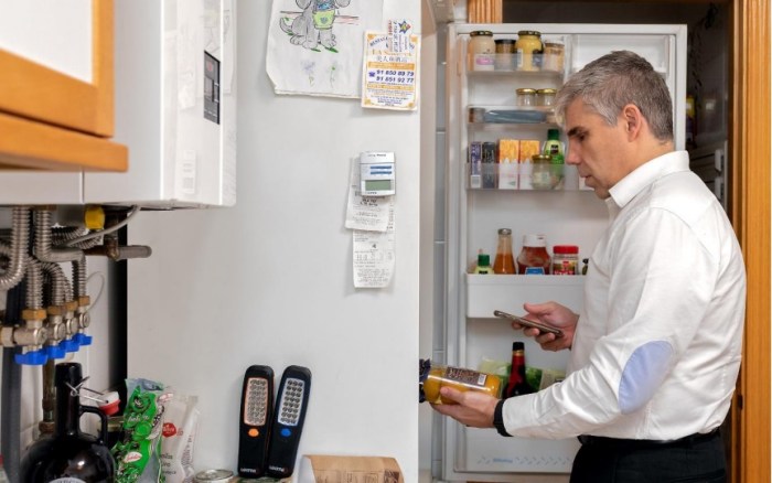 El español Cristian Sainz abre el refrigerador y lee productos gracias a Seeing AI.