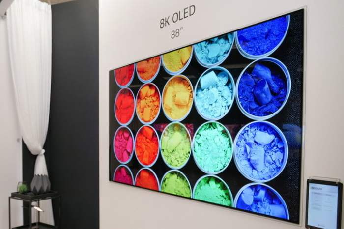 Un televisor LG 8K muestra una amplia paleta de colores.