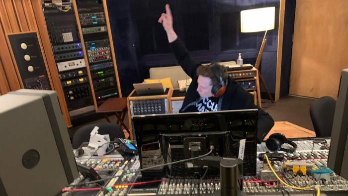 Elon Musk en un estudio de grabación