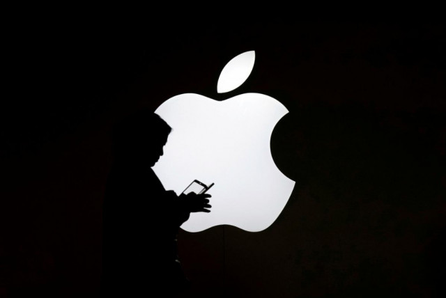 Persona con logo de Apple en negro