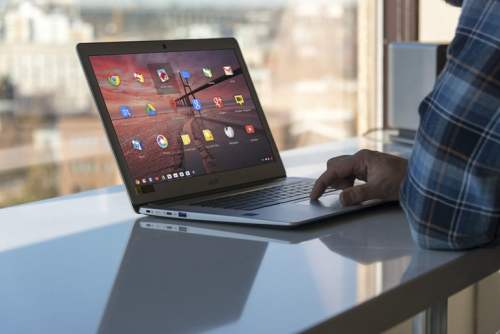 Chromebook Asus y una mano pulsando teclas de una PC para aprender cómo resetear una Chromebook