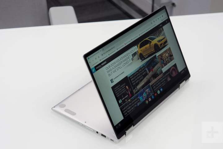 Una ChromeBook Asus sobre una mesa blanca
