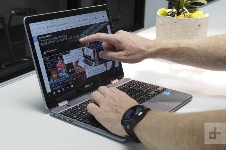 Una persona apunta la pantalla de su computadora Samsung Chromebook