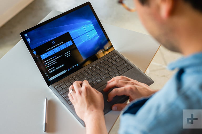 Una persona escribe en su computadora con Windows 10