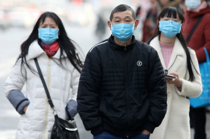 Mujer usa mascarilla en China