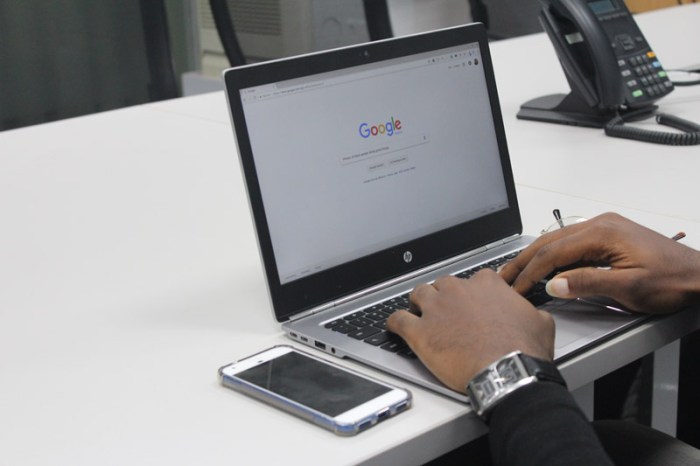 Usuario utiliza computadora en la que se muestra el buscador Google