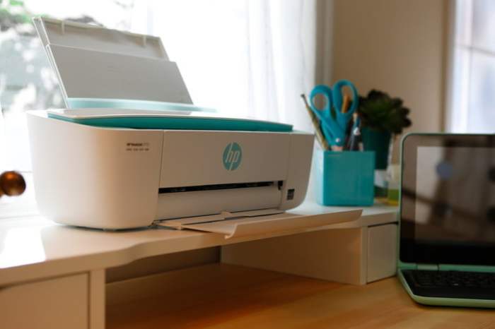 Una impresora HP Deskjet 3755 sobre un escritorio