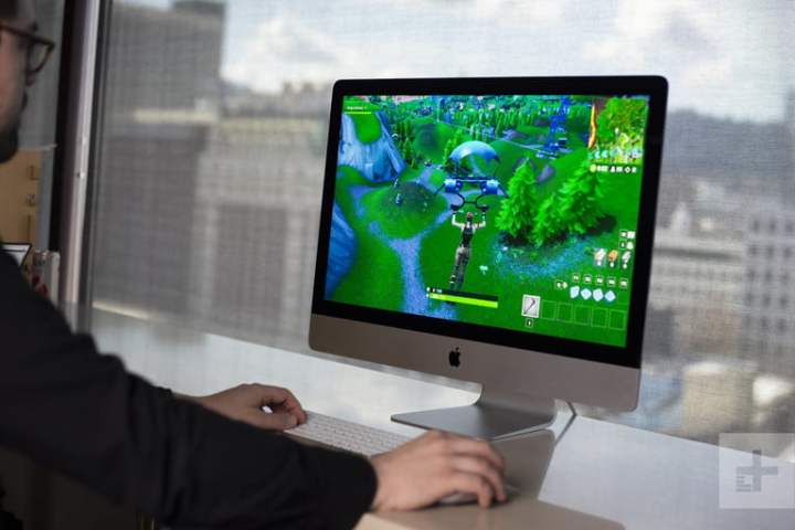 Una persona juega Fortinite en su computadora Mac