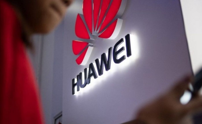 Usuario caminando sobre logo de Huawei