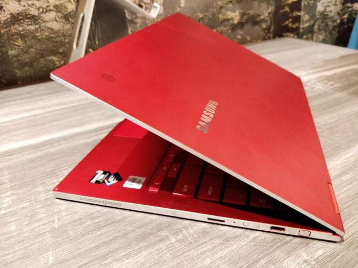 Chromebooks samsung galaxy roja vista de lado semiabierta una de las mejores Chomebook con sistema operativo Chrome OS