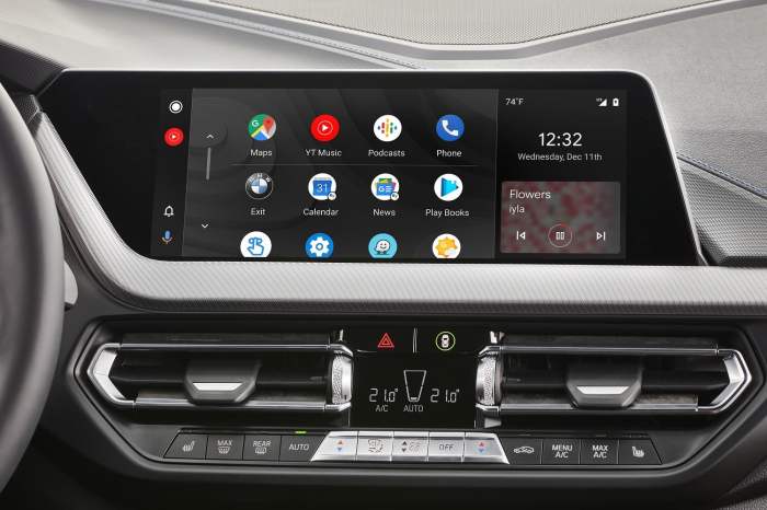 Panel de un automóvil BMW con Android Auto