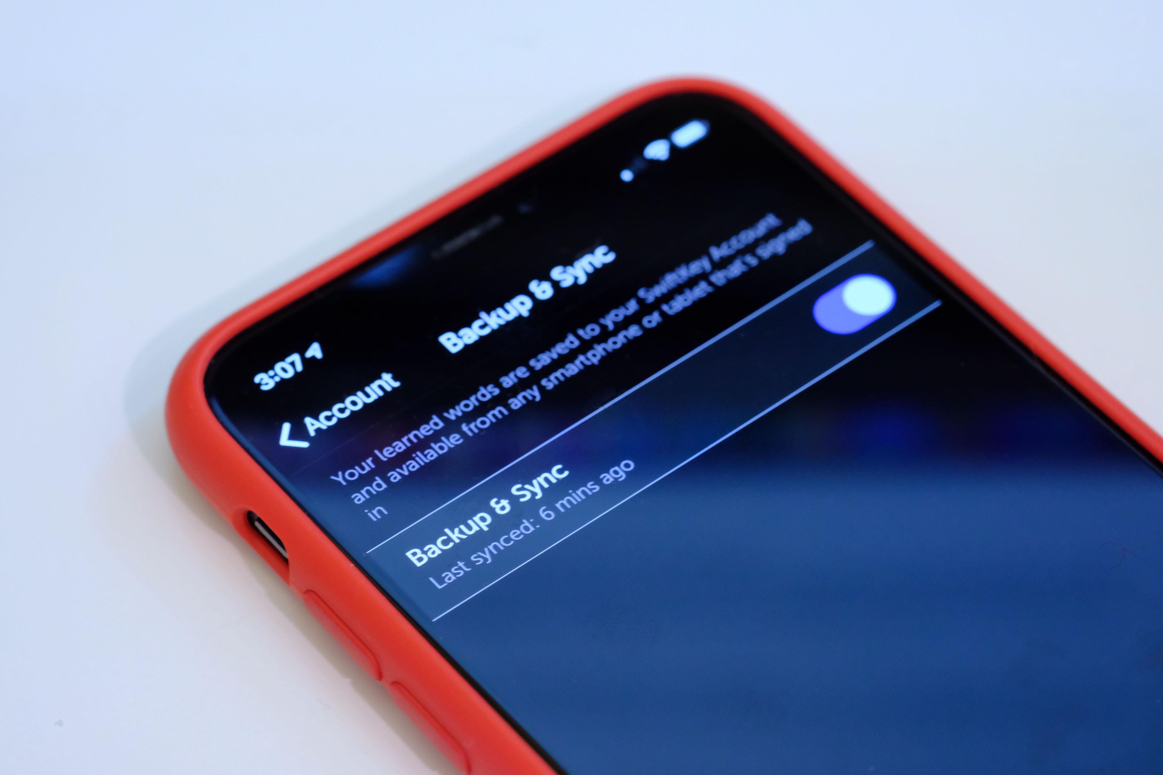 teléfono con la aplicación para hacer copia de seguridad en el teclado SwiftKey