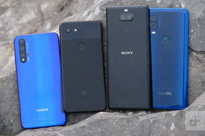 Los mejores teléfonos baratos con buenas cámaras ubicados sobre una roca: Motorola One Vision, Sony Xperia 10 Plus y Honor 20