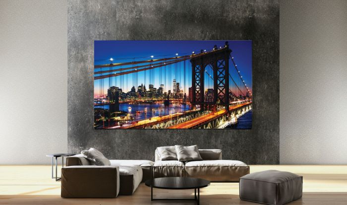 Una sala de casa con una pantalla montada en la pared para presentar los mejores televisores