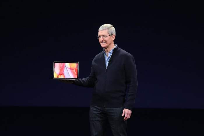 Tim Cook, directo de Apple, en la presentación de una MacBook