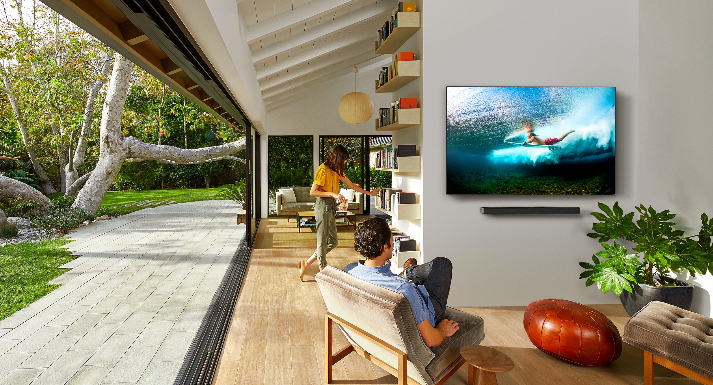 Usuario viendo la pantalla Vizio P series Quantum X