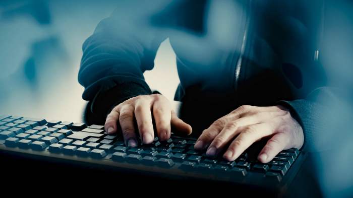 Las manos de un hombre sobre un teclado tratando de robar información, motivo por el cual debemos de saber cómo navegar de forma privada